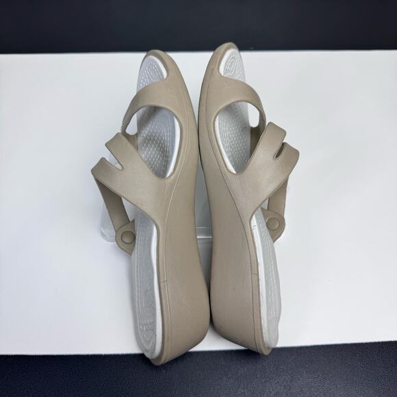 Crocs Patricia Women’s Wedge Sandal Size 7
Tan Gray Slip On Low Heel Sandals - Picture 9 of 11